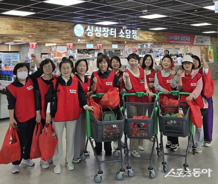 앞서 같은 날 오전 11시에는 국민의힘 세종시당 여성위원회(위원장 홍나영)가 소담동 싱싱장터에서 별도의 장보기 행사를 열어 지역 상권에 활기를 더했다. 사진제공|국민의힘 세종시갑 당원협의회