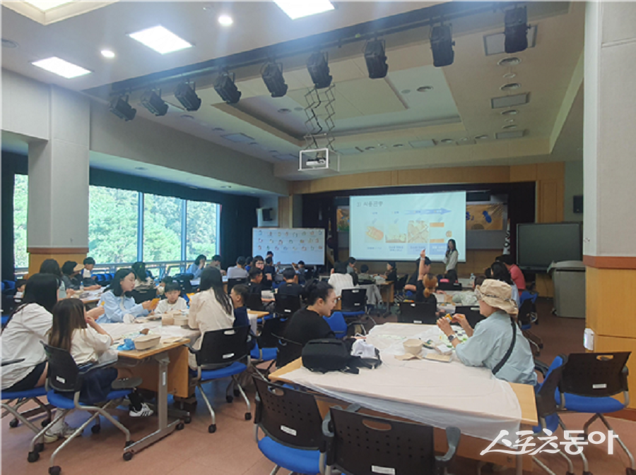 강원특별자치도 자연환경연구공원은 오는 10월 25일 ‘연구공원에서 만나는 곤충’ 행사를 개최한다고 밝혔다(지난 2024년 행사 모습). 사진제공｜강원도