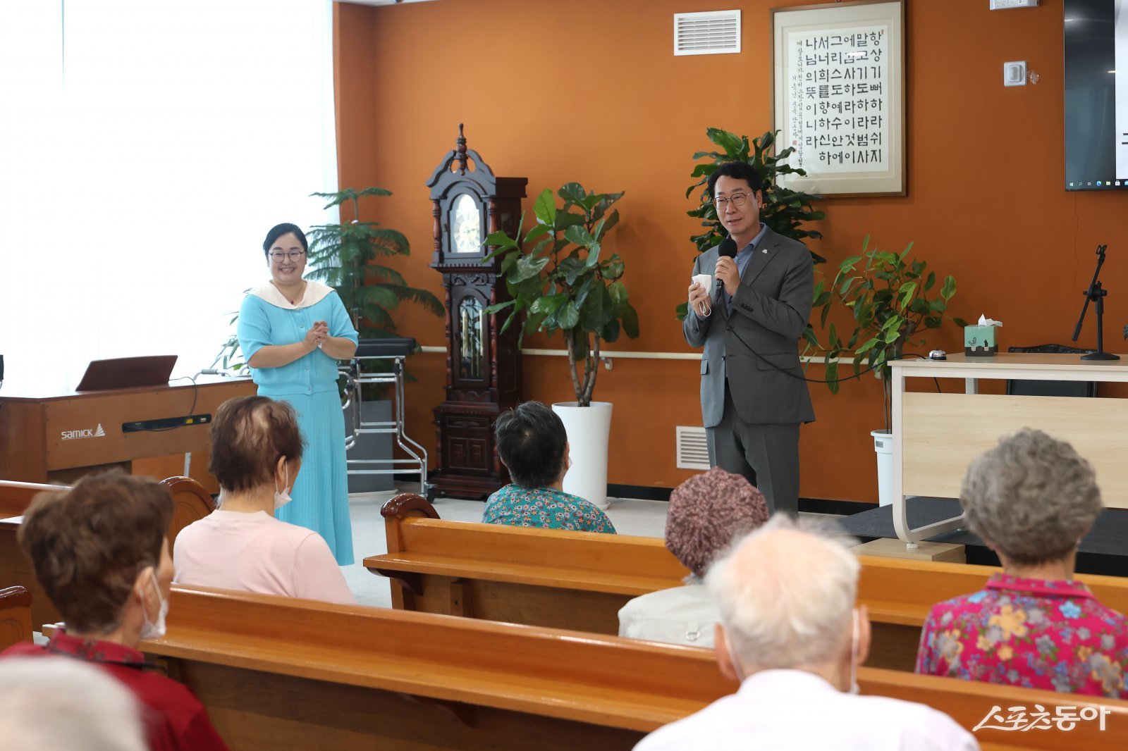 정명근 화성특례시장이 지난 10월 1일 추석을 앞두고 관내 노인복지시설을 위문 방문하고 있다. 사진제공|화성시