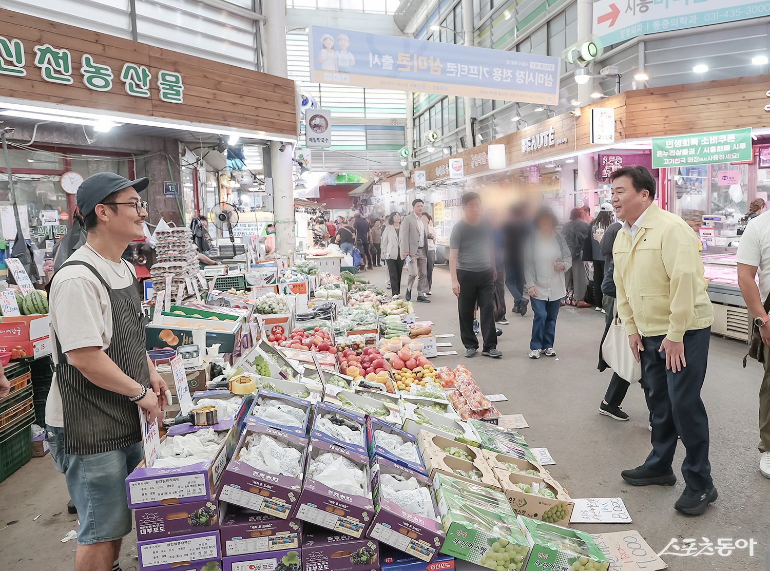 지난 10월 2일 임병택 시흥시장은 삼미시장을 찾아 상인들과 일일이 인사를 나누고 애로사항을 청취했다. 사진제공|시흥시