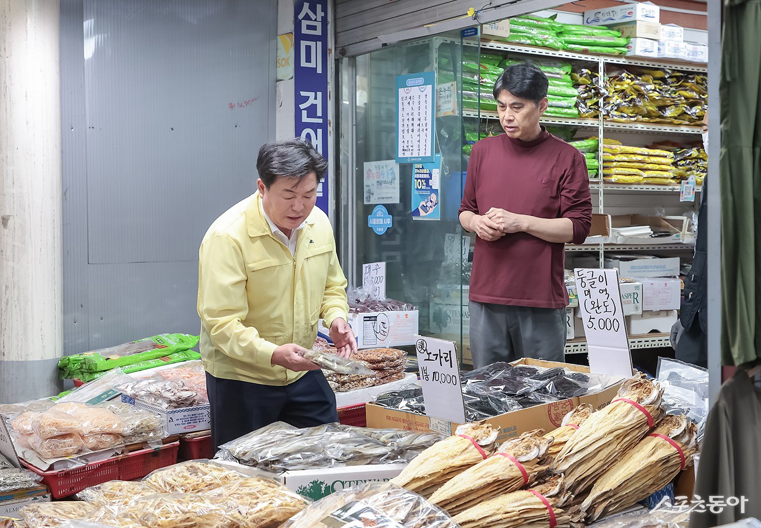 지난 10월 2일 임병택 시흥시장은 삼미시장을 찾아 상인들과 일일이 인사를 나누고 애로사항을 청취했다. 사진제공|시흥시
