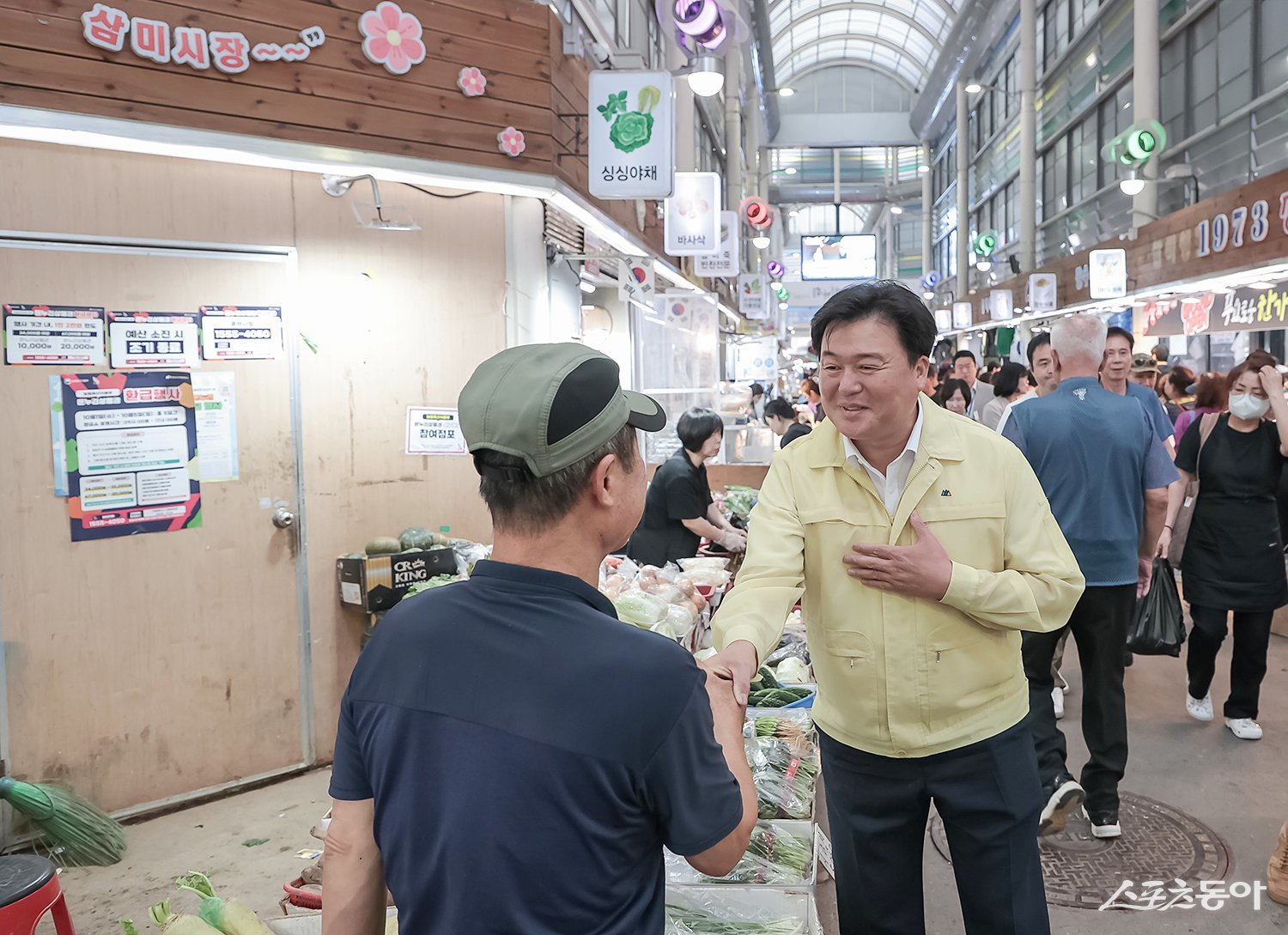 지난 10월 2일 임병택 시흥시장은 삼미시장을 찾아 상인들과 일일이 인사를 나누고 애로사항을 청취했다. 사진제공|시흥시