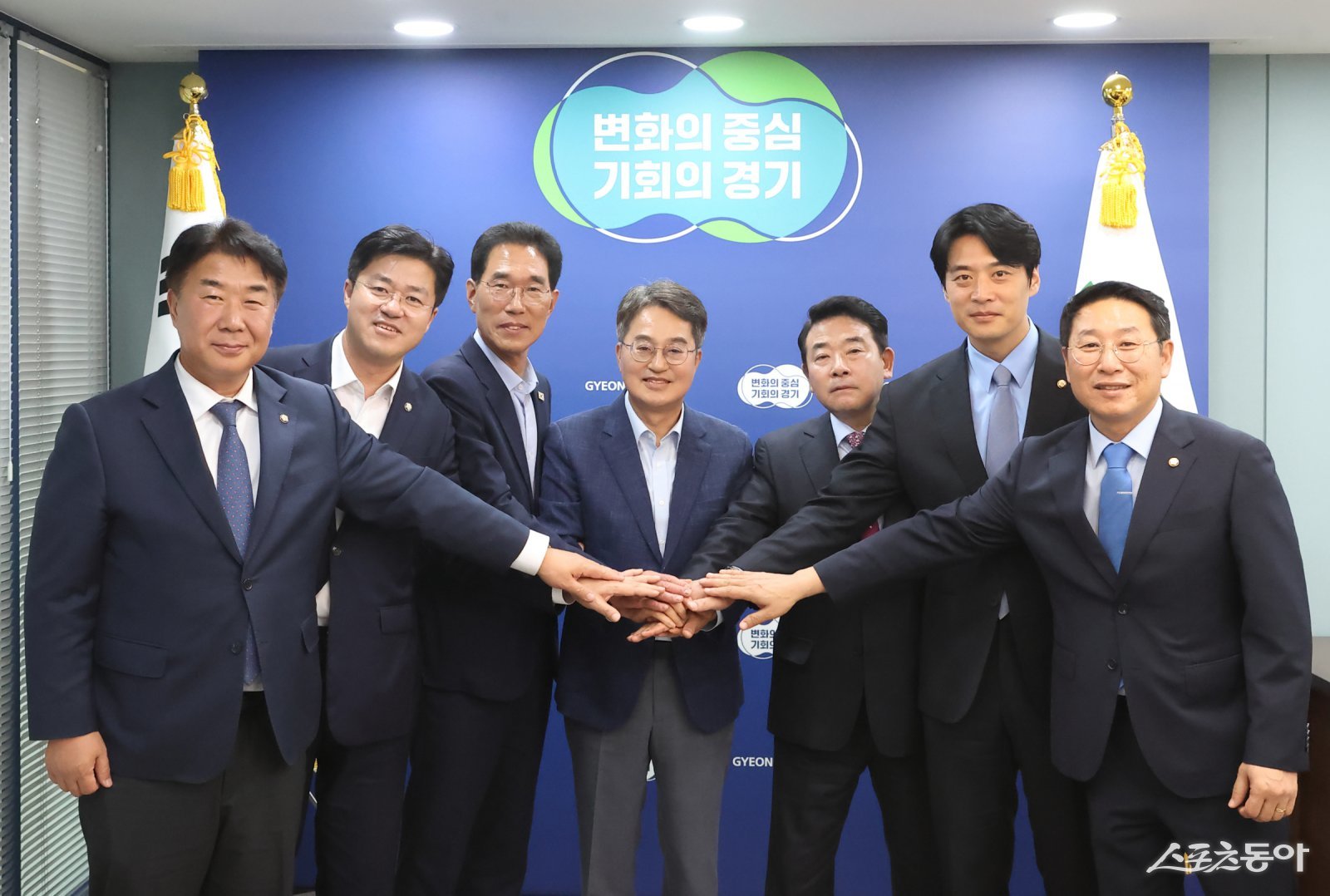 김동연 경기도지사는 이날 고양·파주·김포 지역구 더불어민주당 국회의원들과 긴급 회동을 갖고 일산대교 통행료 무료화 방안을 논의했다. 참석한 의원들은 이를 흔쾌히 동의했다. 사진제공|경기도