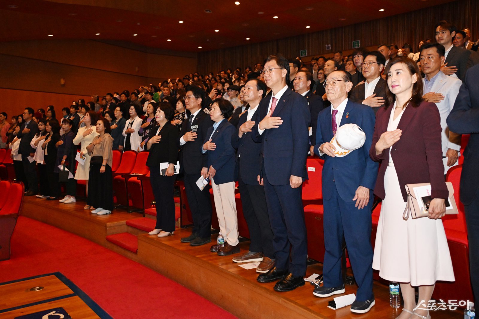 이민근 안산시장을 포함한 ‘제40회 안산시민의 날 기념식’ 참석자들이 국민의례를 하고 있다. 사진제공|안산시