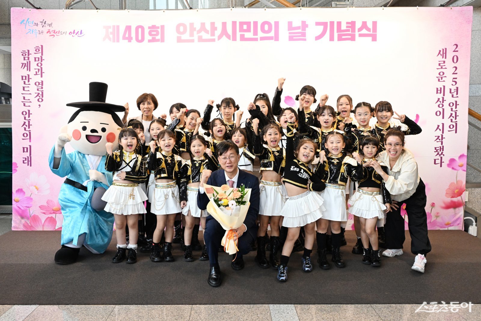 이민근 안산시장이 식전공연을 진행한 선부1동 ‘악동클럽’과 기념촬영을 하고 있다. 사진제공|안산시