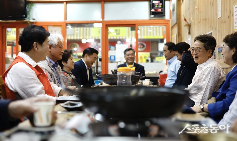 김 지사는 지역 상인들과 오찬 간담회를 열고 현장의 목소리를 직접 들었다. 사진제공|경기도
