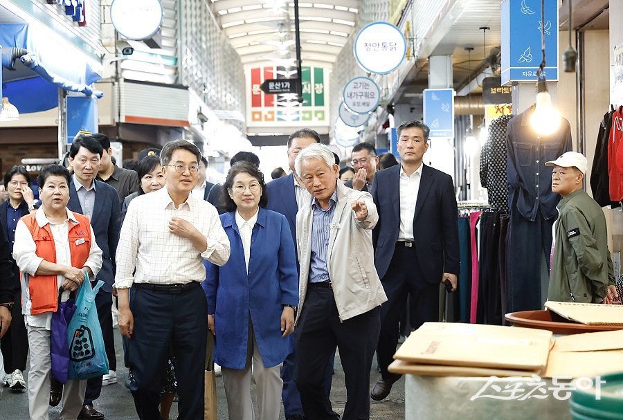 김 지사는 간담회 직후 시장을 돌며 참기름, 송편, 과일 등 명절 장바구니 물품을 직접 구입하며 상인들을 격려했다. 사진제공|경기도