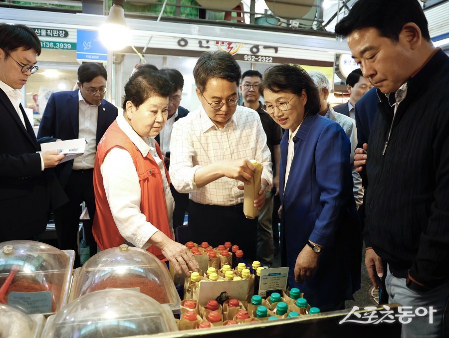 김 지사는 간담회 직후 시장을 돌며 참기름, 송편, 과일 등 명절 장바구니 물품을 직접 구입하며 상인들을 격려했다. 사진제공|경기도
