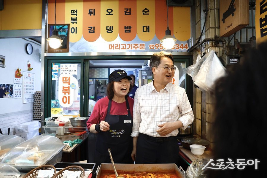 김 지사는 간담회 직후 시장을 돌며 참기름, 송편, 과일 등 명절 장바구니 물품을 직접 구입하며 상인들을 격려했다. 사진제공|경기도