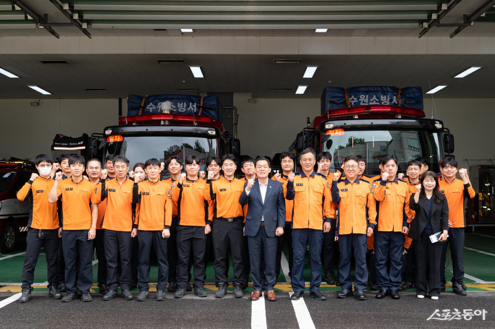 이재준 수원시장(가운데)가 수원소방서 근무자들을 격려한 후 함께하고 있다. 사진제공|수원시
