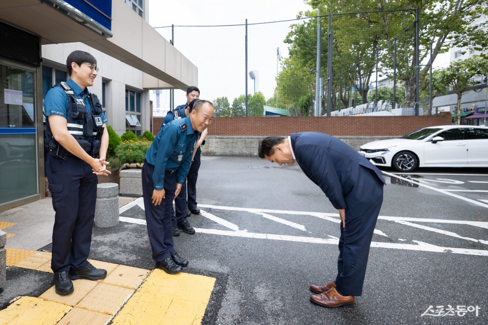 이재준 시장이 장안지구대에 경찰들에게 감사인사를 하고 있다. 사진제공|수원시
