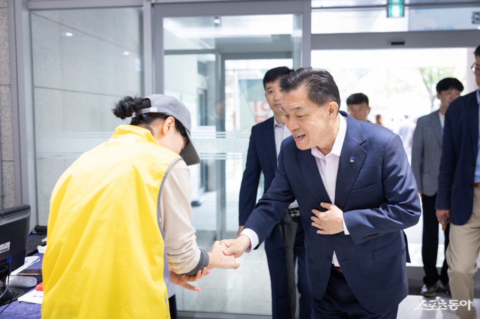 이재준 시장이 연화장 근무자와 인사하고 있다. 사진제공|수원시