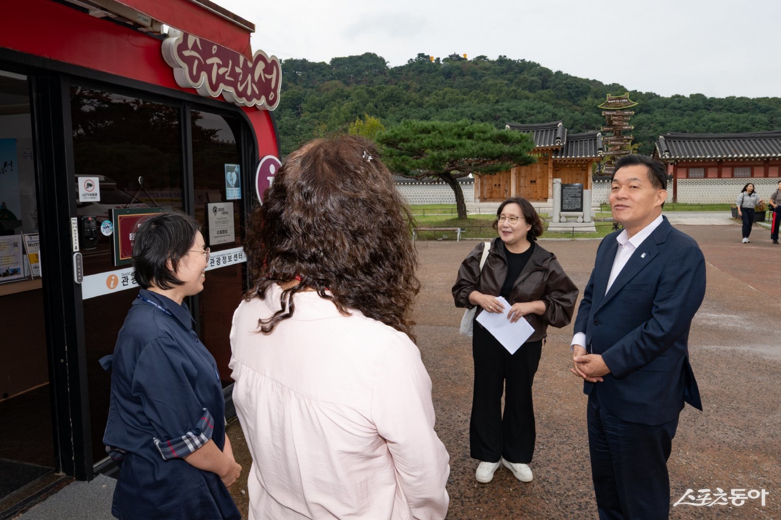 이재준 시장이 행궁광장 안내소 근무자와 이야기를 나누고 있다. 사진제공|수원시