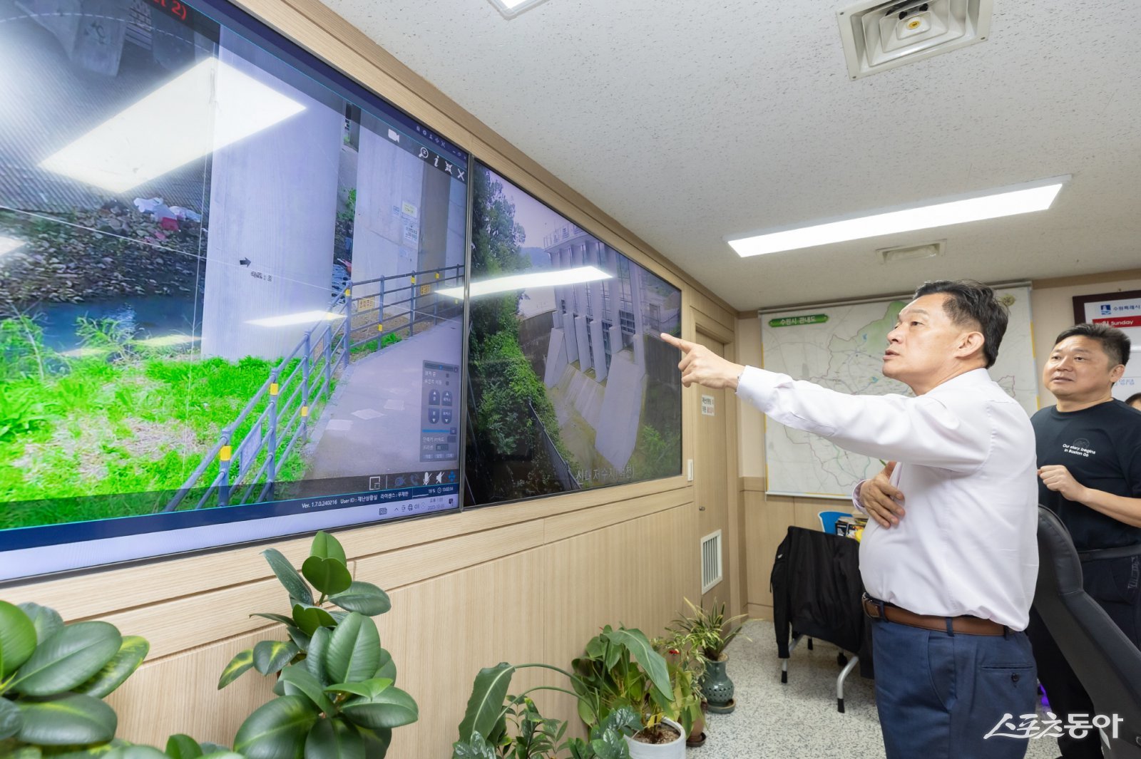 이재준 시장이 상황실에서 CCTV 화면을 보고 있다. 사진제공|수원시
