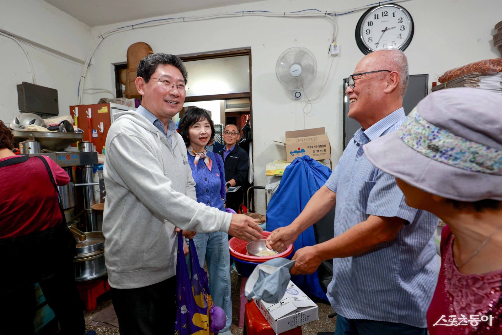 지난 2일 용인중앙시장에서 이상일 시장이 상인들과 추석 인사를 하고 있다. 사진제공|용인시