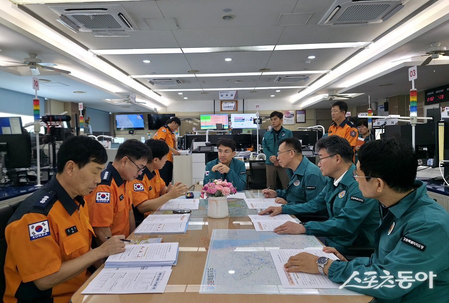 김진태 강원특별자치도지사는 10월 4일 소방본부 119종합상황실을 방문해 추석 명절 특별경계 근무 중인 소방대원들을 격려했다. 사진제공|강원도