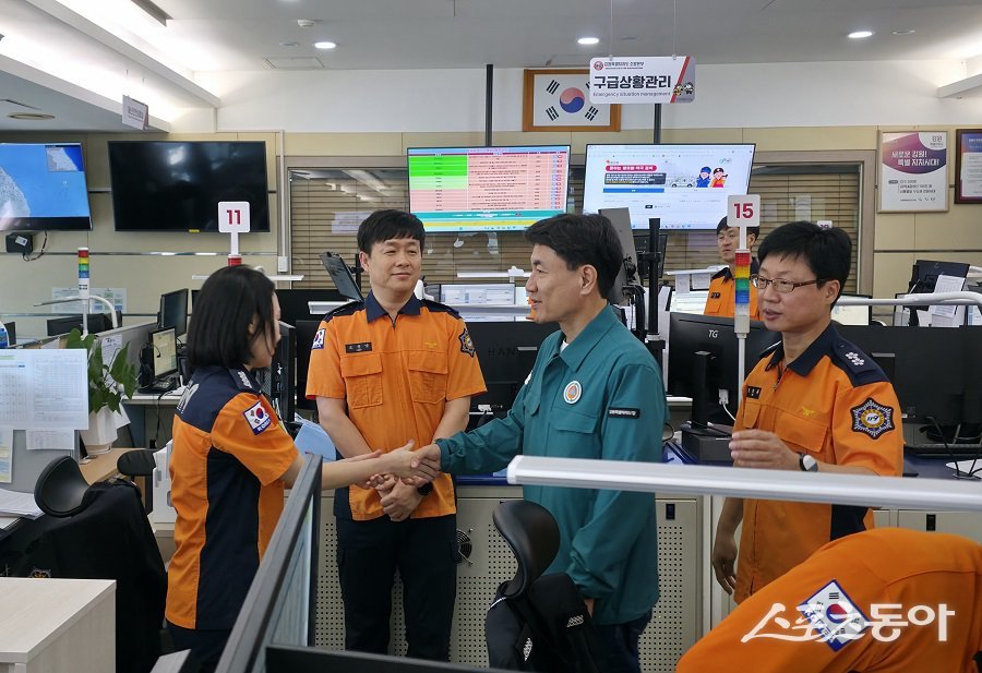 김진태 강원특별자치도지사는 10월 4일 소방본부 119종합상황실을 방문해 추석 명절 특별경계 근무 중인 소방대원들을 격려했다. 사진제공|강원도