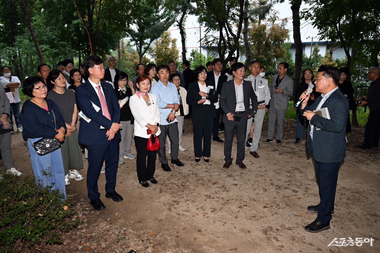 이민근 안산시장을 포함한 이동 주민과의 대화 참석자들이 이동 완충녹지 현장을 찾아 관계자의 의견을 듣고 있다. 사진제공|안산시