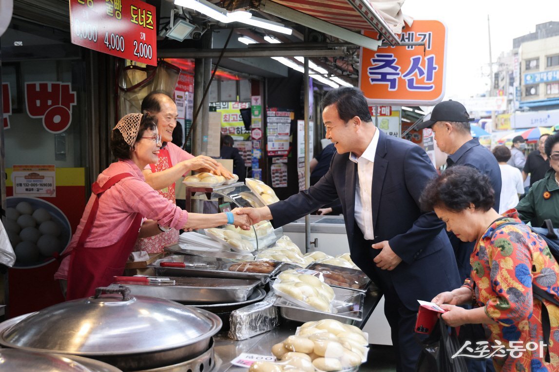 의왕시(시장 김성제)는 지난 10월 2일 추석 명절을 맞아 관내 전통시장인 의왕도깨비시장에서 장보기 행사를 개최했다. 사진제공|의왕시