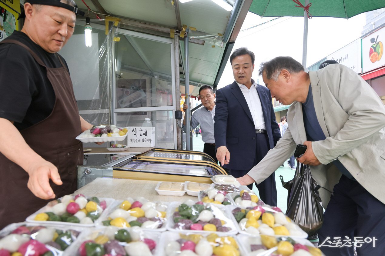의왕시(시장 김성제)는 지난 10월 2일 추석 명절을 맞아 관내 전통시장인 의왕도깨비시장에서 장보기 행사를 개최했다. 사진제공|의왕시