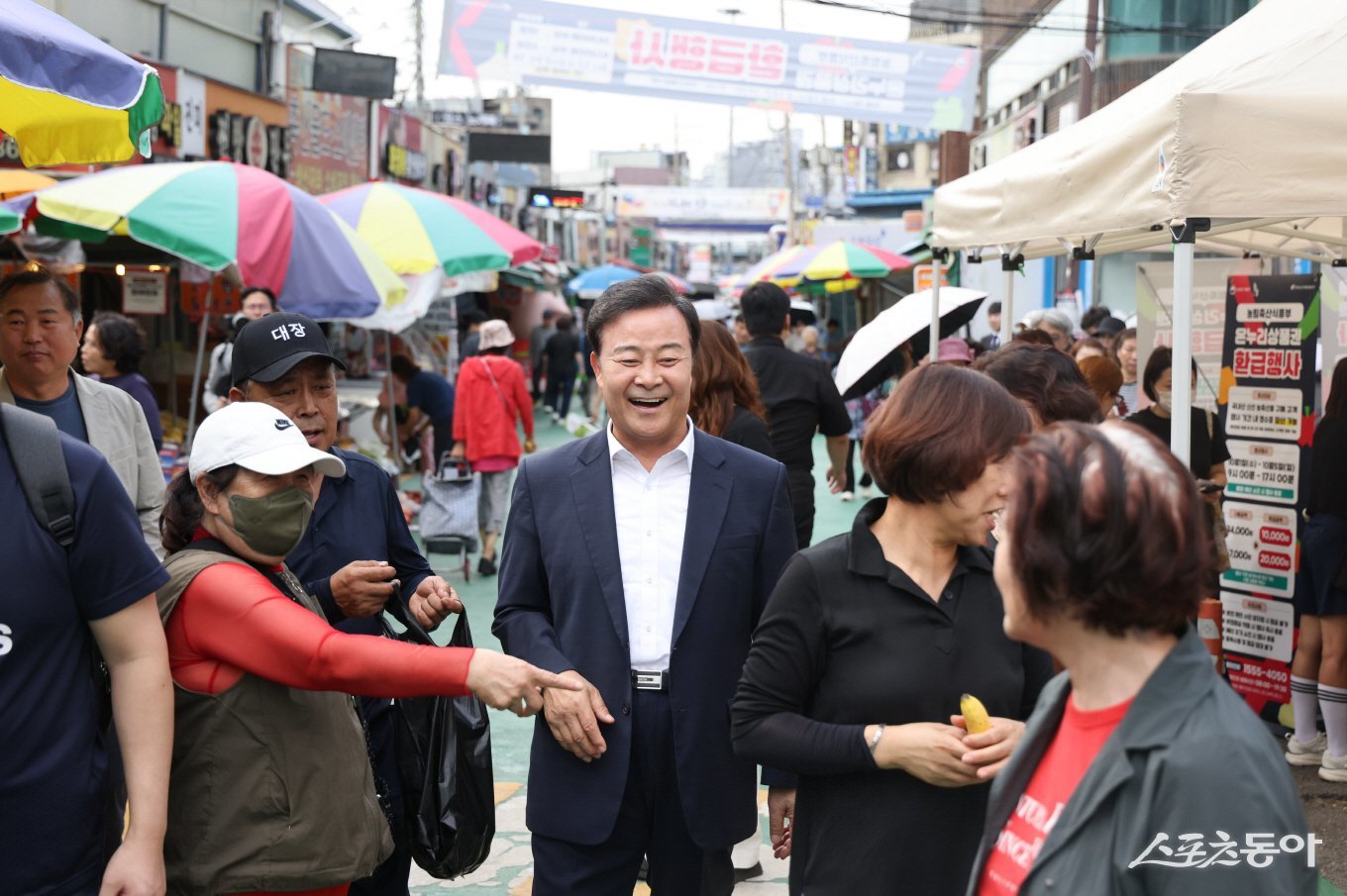 의왕시(시장 김성제)는 지난 10월 2일 추석 명절을 맞아 관내 전통시장인 의왕도깨비시장에서 장보기 행사를 개최했다. 사진제공|의왕시