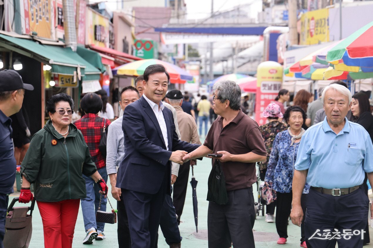 의왕시(시장 김성제)는 지난 10월 2일 추석 명절을 맞아 관내 전통시장인 의왕도깨비시장에서 장보기 행사를 개최했다. 사진제공|의왕시