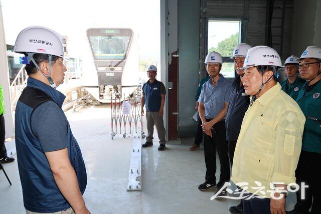 나동연 양산시장이 지난 7월 도시철도 양산선 건설현장을 찾아 현장점검을 하고 있다. (사진제공=양산시)