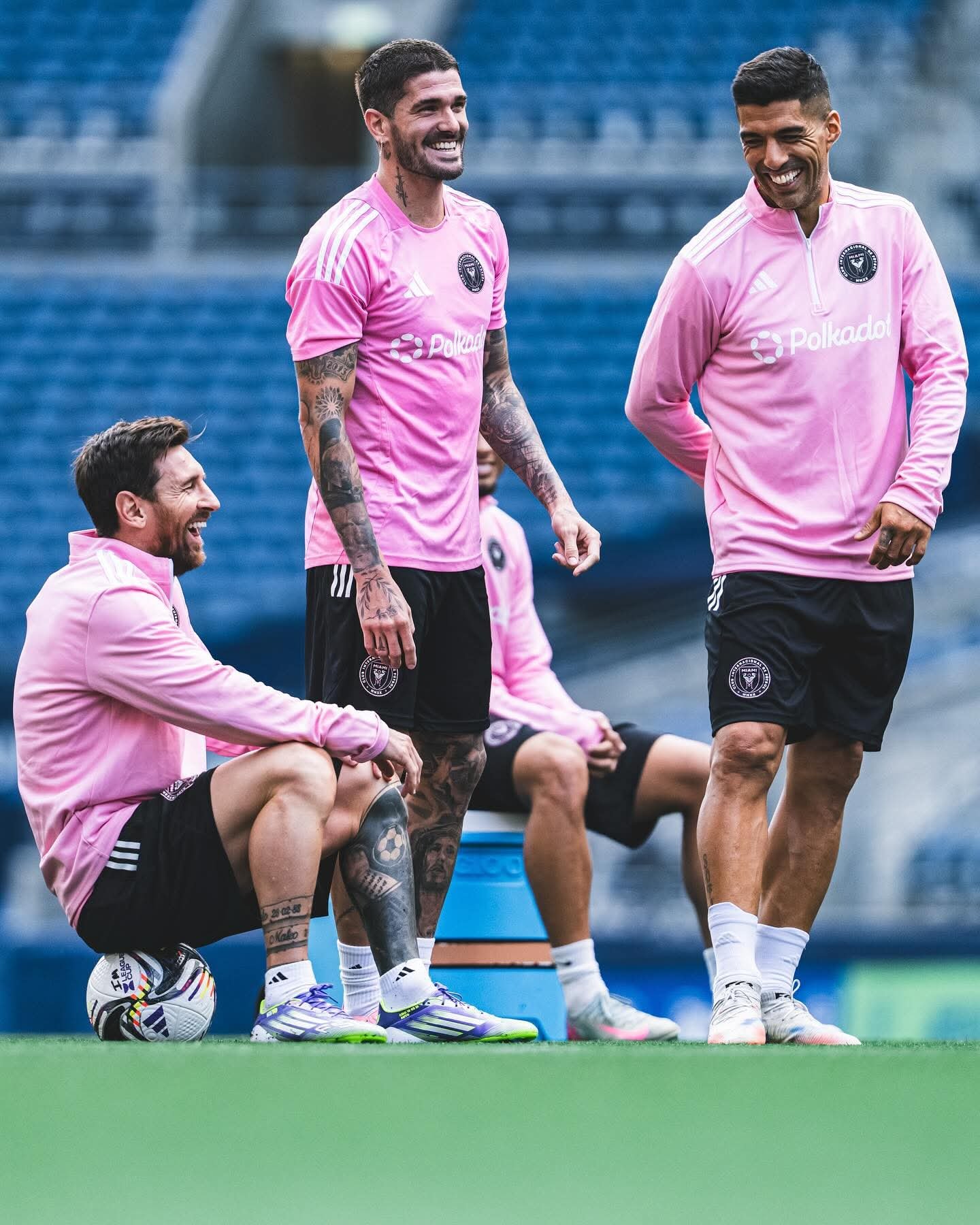 메시(왼쪽)와 수아레스(오른쪽)이 인터 마이애미 훈련장에서 담소를 나누고 있다. 사진출처|인터 마이애미 페이스북