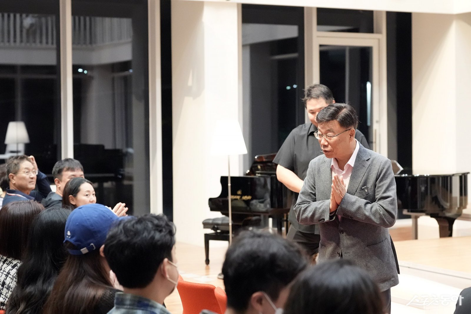 신상진 성남시장이 10일 성남물빛정원 뮤직홀에서 열린 임산부의 날 기념 음악회에 참석해 임신부들과 소통하고 있다. 사진제공ㅣ성남시