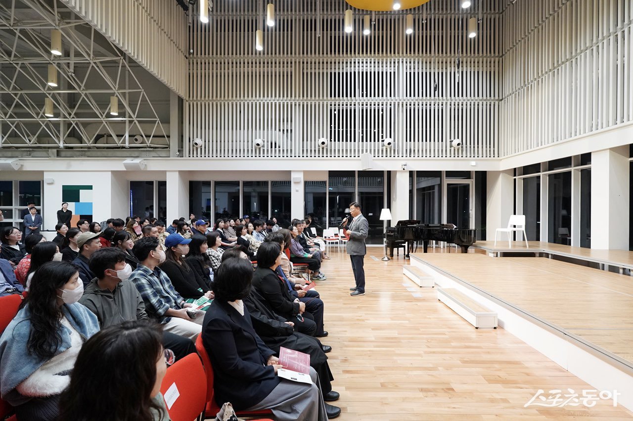 신상진 성남시장이 10일 분당구 성남물빛정원 뮤직홀에서 열린 ‘제16회 임산부의 날 기념 음악회’에서 인사말을 하고 있다. 사진제공ㅣ성남시