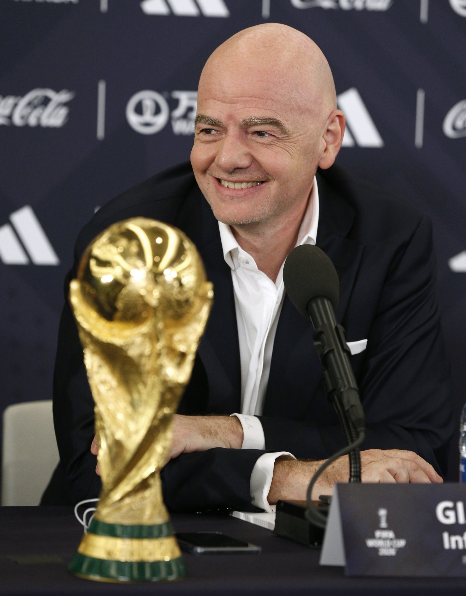 글로벌 스포츠 매체 ‘디 애슬레틱’은 11일(한국시간) “지난 1년간 FIFA는 북중미월드컵 ‘티켓을 살 수 있는 권리’인 RTB를 팬들에게 판매했다. 그러나 실제 티켓 가격은 추후 공지였고, RTB 자체에는 티켓 금액이 포함되지 않았다”고 문제를 제기했다. 지아니 인판티노 FIFA 회장. 뉴욕|AP뉴시스