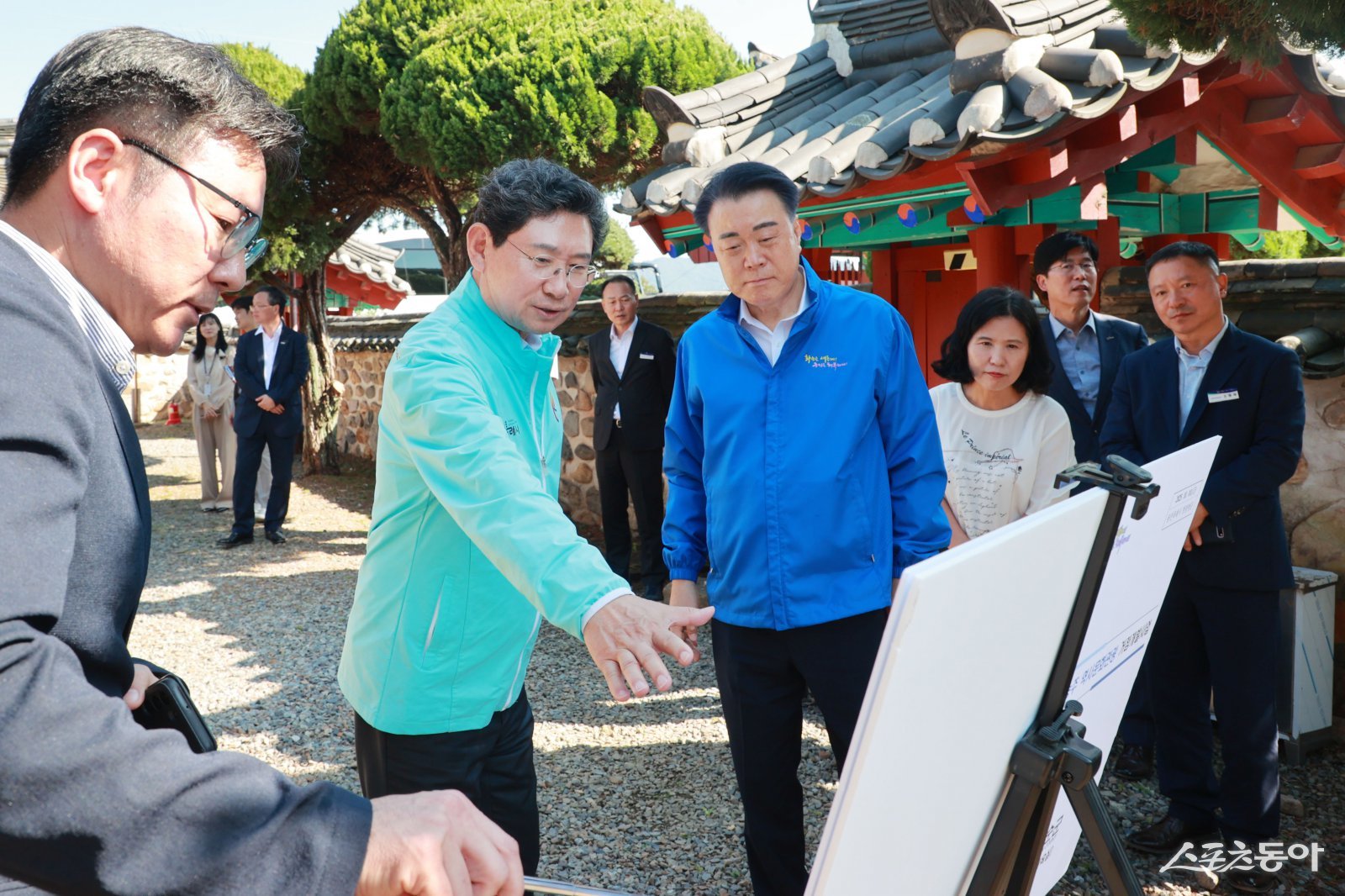 이상일 용인특례시장과 구복규 화순군수는 조광조 선생 유배지를 둘러보며 교류 협력방안을 논의했다. 사진제공|용인시