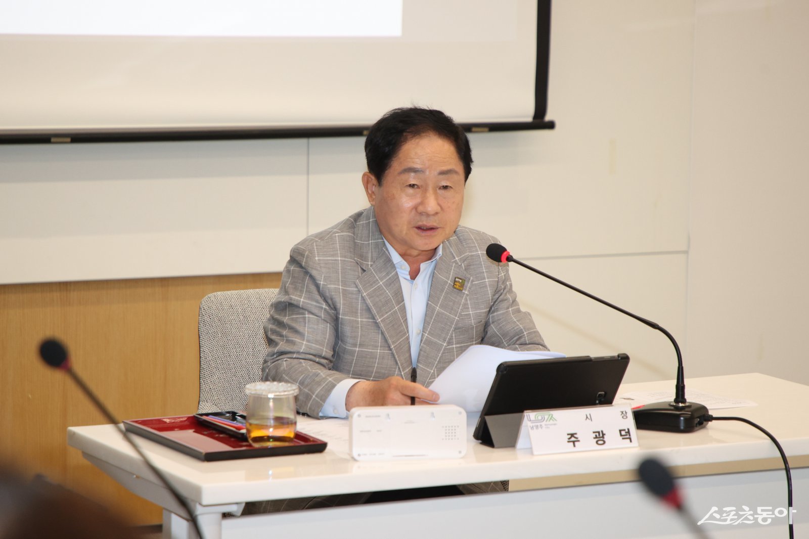 아동권리 실현을 위한 내부정책조정기구 회의에서 발언하는 주광덕 시장. 사진제공ㅣ남양주시