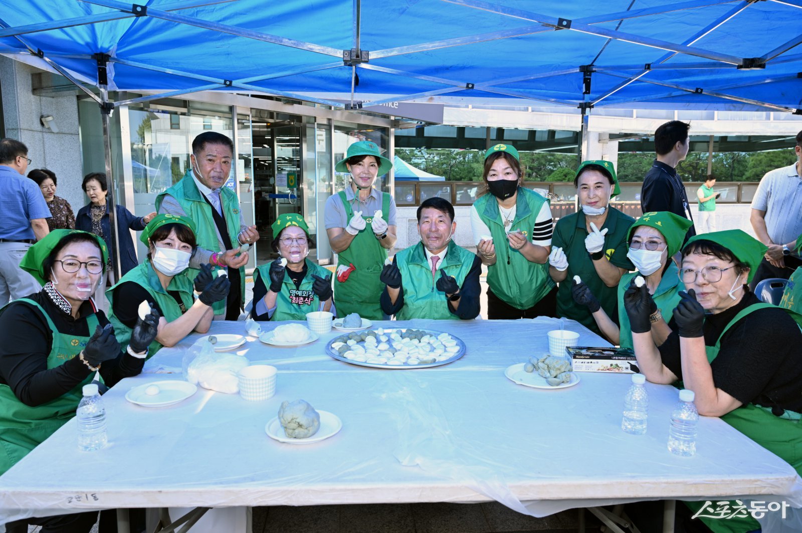 백경현 시장(가운데)은 지난 2일 구리시청 민원광장에서 어려운 이웃들과 따뜻한 명절 ‘추석맞이 사랑의 송편 나누기 행사’를 하고 있다. 사진제공ㅣ구리시