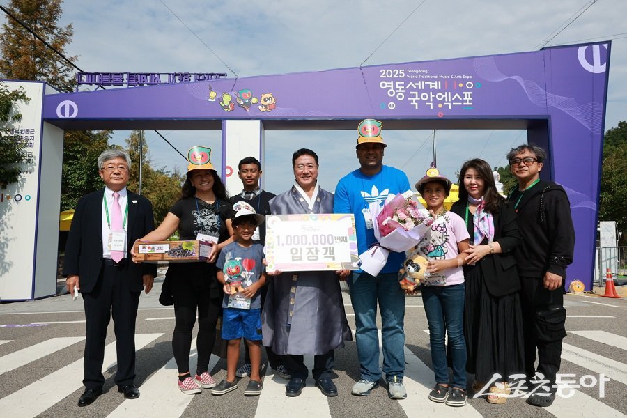 100만 번째 관람객의 주인공은 미국 출신 주한미군 투쿠모에아투(42) 씨로, 평택시 국제교류재단을 통해 주한미군과 가족 40여 명이 한국 문화 체험을 위해 행사장을 찾았다. 사진제공|충북도