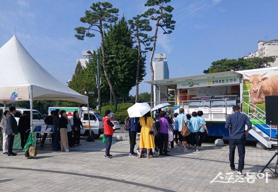 평택시(시장 정장선)는 지난 9월 29일부터 10월 1일까지 이충 로컬푸드 직매장 앞, 안중 서부복지타운 앞 광장, 평택시청 앞 광장 등에서 권역별로 추석맞이 로컬푸드 직거래장터를 개최하고 성황리에 마쳤다고 밝혔다. 사진제공|평택시