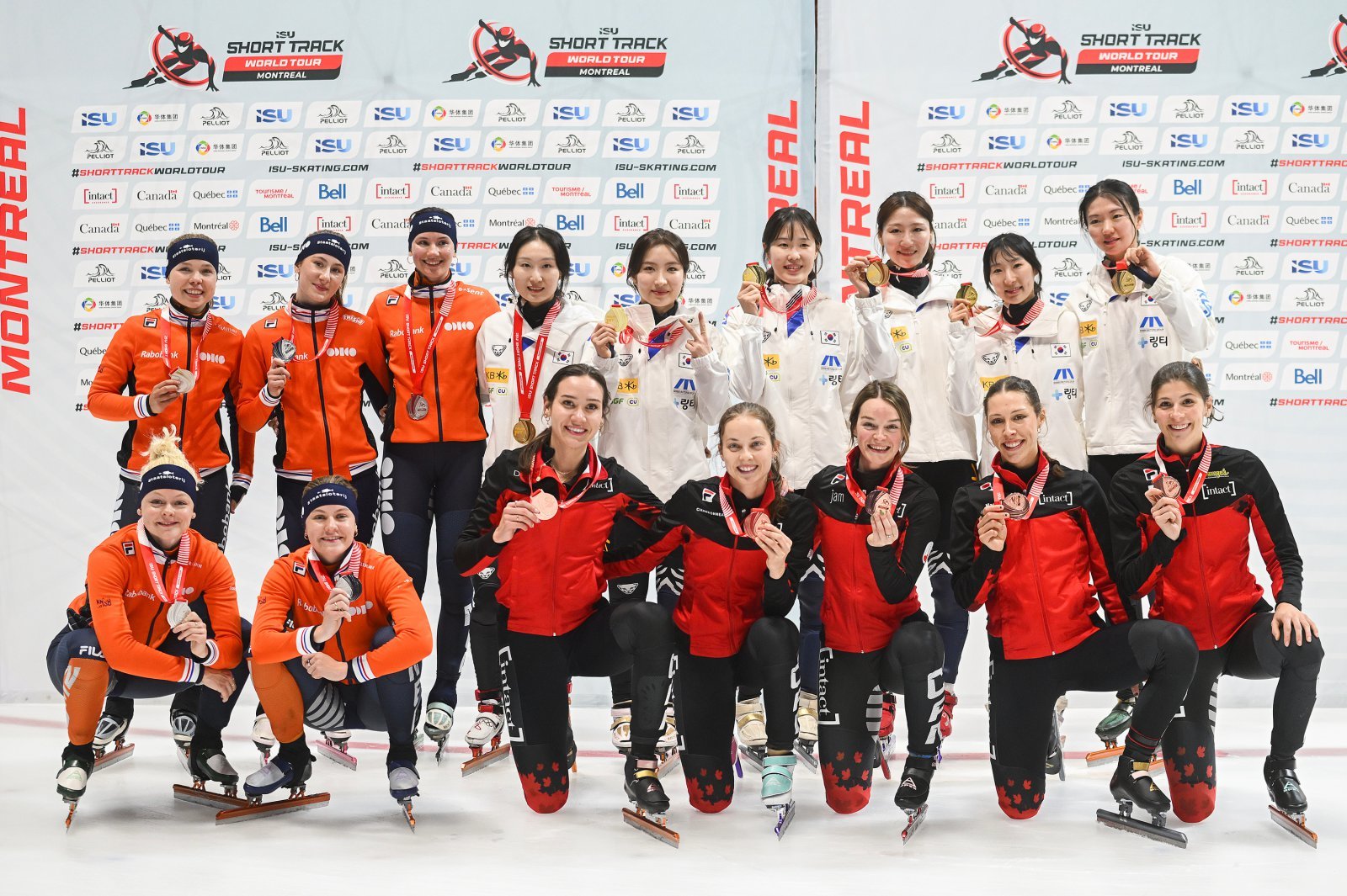 대한민국 여자쇼트트랙대표팀(윗줄 오른쪽)이 12일(한국시간) 캐나다 몬트리올에서 열린 ‘2025~2026시즌 ISU 쇼트트랙 월드 투어 1차 대회’ 여자 3000m 계주 결선에서 우승을 차지한 뒤 기념촬영을 하고 있다. 몬트리올ㅣAP뉴시스