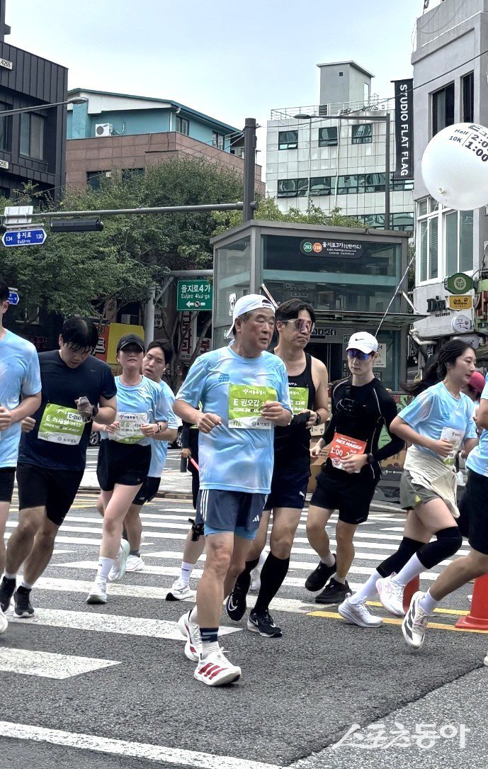 12일 열린 2025 서울달리기에 참가해 2030세대와 함께 역주한 권오갑 HD현대 회장. 사진제공|HD현대
