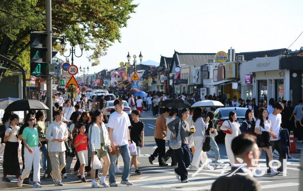 추석 연휴 경주 황리단길에 수많은 관광객들이 붐비고 있다. 사진제공 ㅣ 경주시