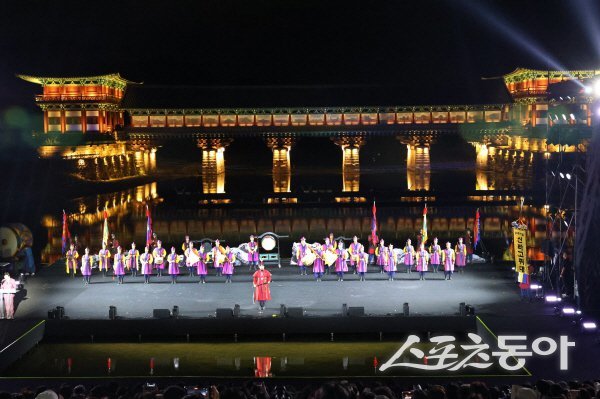 신라문화제 화백제도 행사가 월정교 일원에서 펼쳐지고 있다. 사진제공 ㅣ 경주시