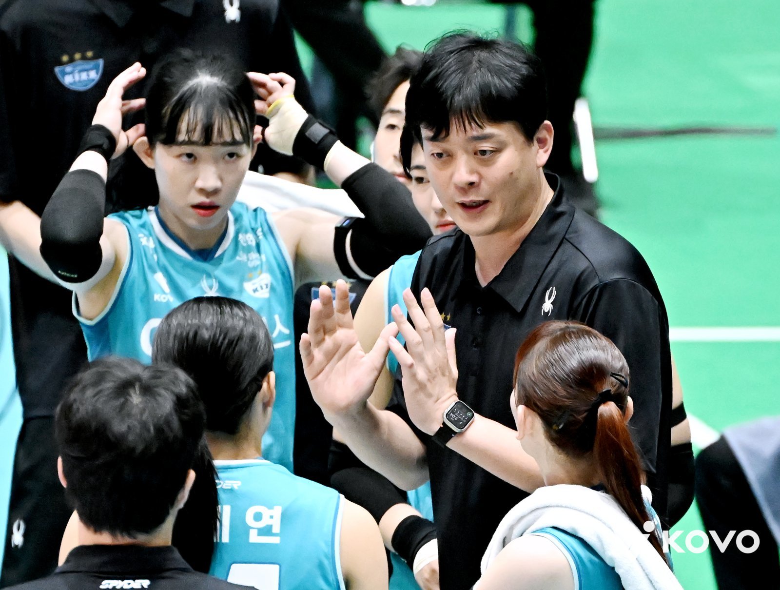 이영택 GS칼텍스 감독이 최근 전남 여수에서 개최된 KOVO컵 경기 도중 선수들에게 작전 지시를 하고 있다. 사진제공|KOVO