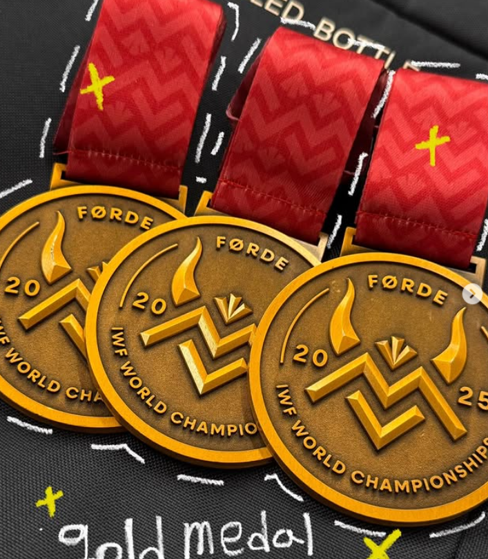 한국역도 간판 박혜정은 11일(한국시간) 노르웨이 푀르데에서 열린 2025세계선수권 마지막 날 여자 86㎏ 이상급 경기에서 인상 125㎏, 용상 158㎏, 합계 283㎏를 들어 3개 부문 모두 금메달을 수확했다. 경기를 앞두고 허리와 무릎통증이 재발했지만 이를 이겨내고 시상대 가장 높은 곳에 섰다. 사진은 박혜정이 개인 SNS에 올린 인상, 용상, 합계 금메달. 사진출처│박혜정 인스타그램