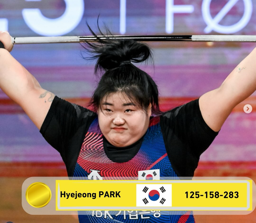 한국역도 간판 박혜정이 11일(한국시간) 노르웨이 푀르데에서 열린 2025세계선수권 마지막 날 여자 86㎏ 이상급 경기에서 인상 125㎏, 용상 158㎏, 합계 283㎏를 들어 3개 부문 모두 금메달을 목에 걸었다. 경기를 앞두고 허리와 무릎통증이 재발했지만 이를 딛고 시상대 가장 높은 곳에 섰다. 사진출처│국제역도연맹 인스타그램