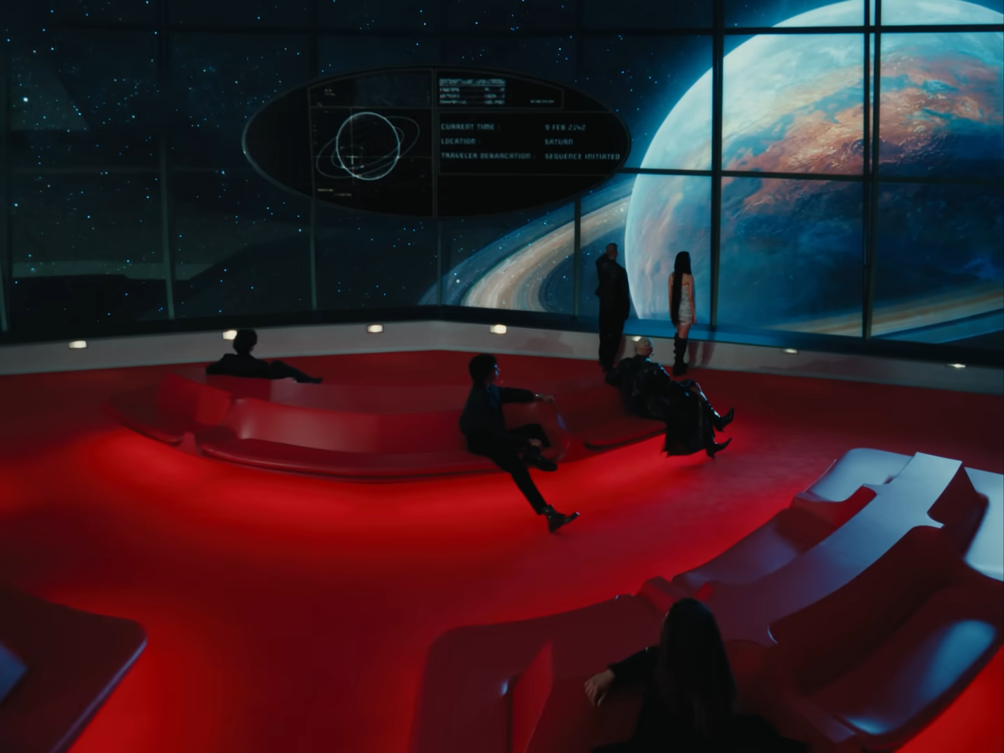 지수의 ‘아이즈 클로즈드’ 뮤직비디오에는 ‘다음 피처링 라인업’을 예고하는 듯한 의문의 실루엣이 담겨 화제를 모았다. 팬들은 이번 뮤직비디오가 다음 컬래버를 암시하는 ‘대형떡밥’이라며, 현재 이들의 정체로 샘 스미스, 배드 버니, 솜버, 찰리 XCX 등을 유력시 하고 있다. 사진 | 지수 ‘아이즈 클로즈드’ 뮤직비디오