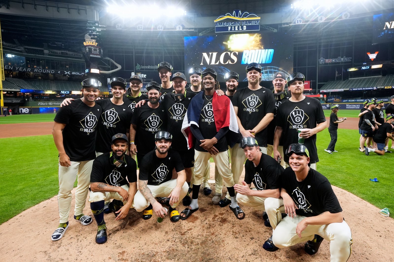 밀워키는 12일(한국시간) 아메리칸패밀리필드에서 열린 ‘2025 MLB PS’ NLDS 5차전 컵스와 홈경기서 3-1로 승리하며 2018년 이후 7년 만에 NLCS 진출을 확정했다. 밀워키(미 위스콘신주)|AP뉴시스