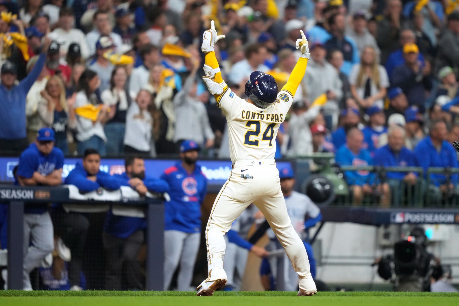 밀워키는 12일(한국시간) 아메리칸패밀리필드에서 열린 ‘2025 MLB PS’ NLDS 5차전 컵스와 홈경기서 3-1로 승리하며 2018년 이후 7년 만에 NLCS 진출을 확정했다. 사진은 선취 솔로포를 터트린 윌리엄 콘트레라스. 밀워키(미 위스콘신주)|AP뉴시스