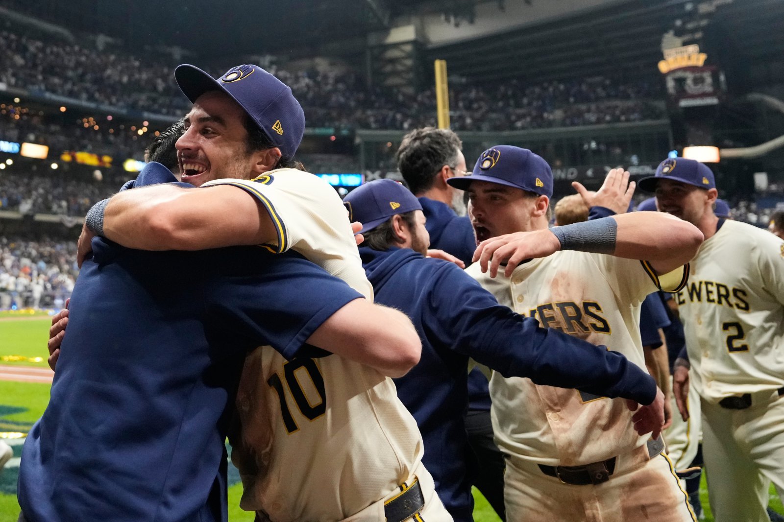 밀워키는 12일(한국시간) 아메리칸패밀리필드에서 열린 ‘2025 MLB PS’ NLDS 5차전 컵스와 홈경기서 3-1로 승리하며 2018년 이후 7년 만에 NLCS 진출을 확정했다. 밀워키(미 위스콘신주)|AP뉴시스