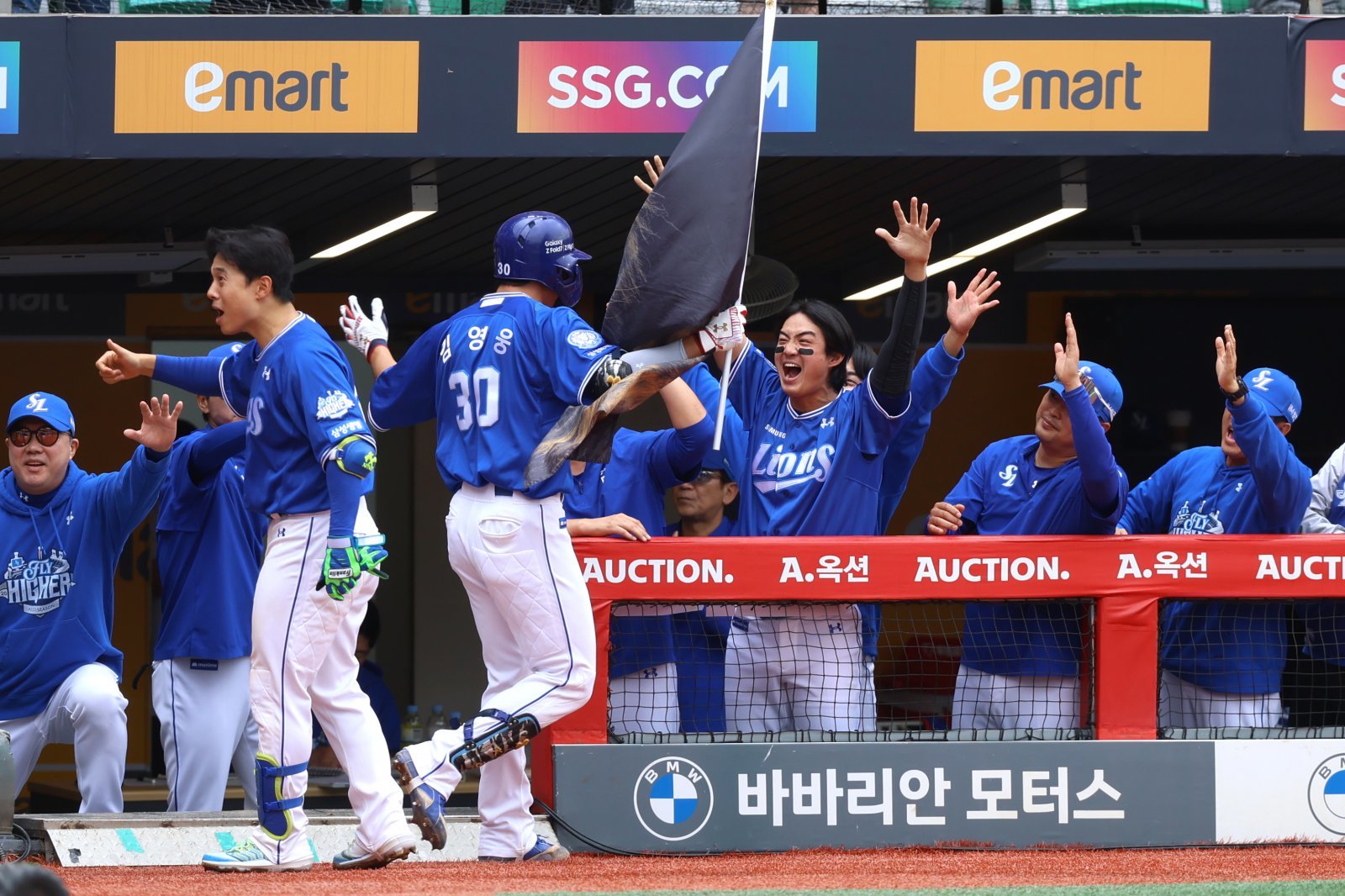 삼성 선수단이 9일 인천SSG랜더스필드에서 열린 SSG와 준플레이오프 1차전에서 3회초 김영웅(30번)의 2점홈런이 나오자 덕아웃에서 크게 환호하는 모습. 사진제공|삼성 라이온즈