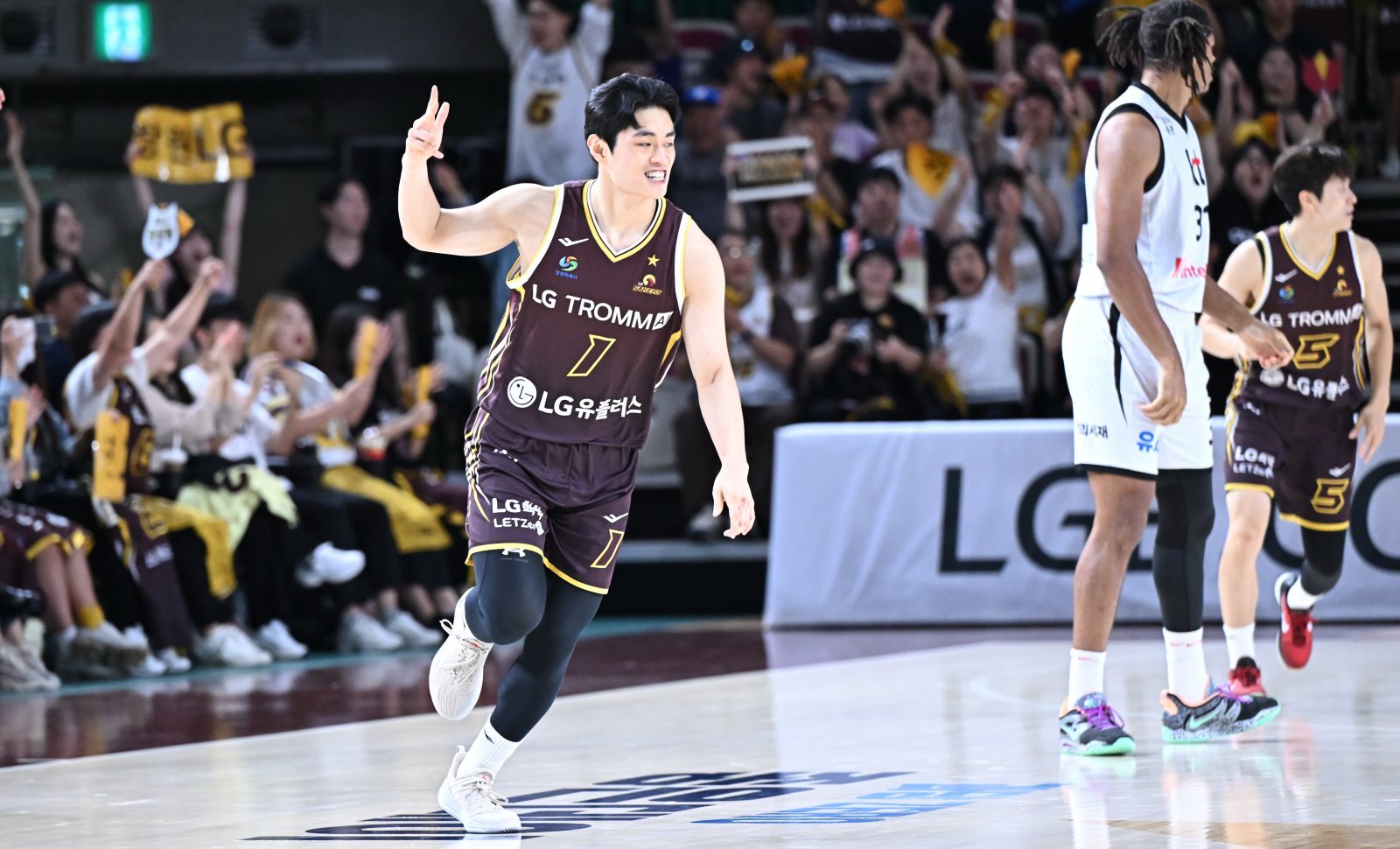LG 유기상은 12일 창원실내체육관에서 열린 KT와 맞대결에서 3점슛 5개와 함께 17득점을 터트려 팀 승리를 견인했다. 사진제공|KBL