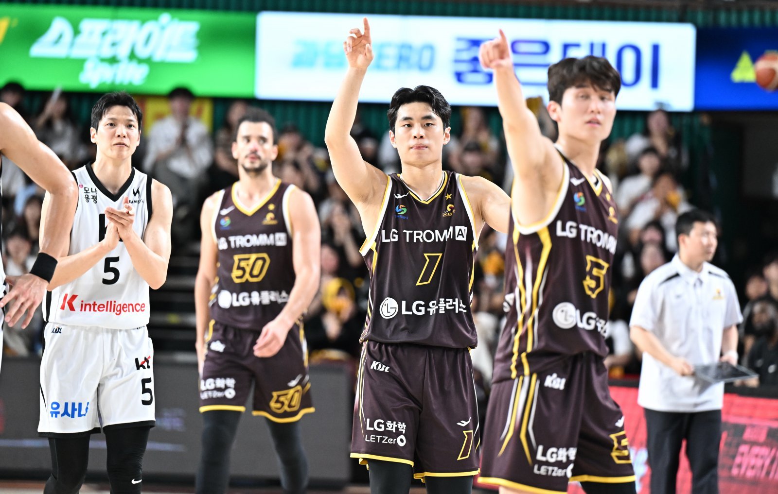 LG 유기상(1번)은 12일 창원실내체육관에서 열린 KT와 맞대결에서 3점슛 5개와 함께 17득점을 터트려 팀 승리를 견인했다. 사진제공|KBL